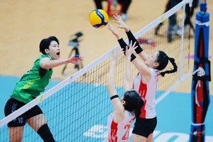 Cầu thủ VTV Bình Điền Long An (áo xanh) đã tập trung ghi điểm trước hàng chắn Binh chủng Thông tin. Ảnh: DŨNG PHƯƠNG