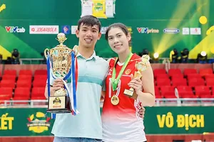 Cầu thủ Lâm Oanh đã chụp ảnh kỷ niệm cùng bạn trai Huy Hoàng sau trận chung kết tại Vĩnh Long vừa qua. Ảnh: LÂM OANH