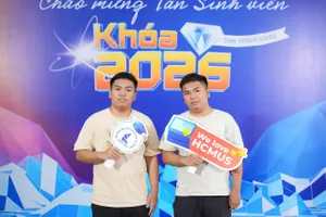 Trí Hậu (bìa trái) và Trí Hiền đến Trường ĐH Khoa học Tự nhiên, ĐHQG TPHCM, làm thủ tục nhập học chiều 21/8.