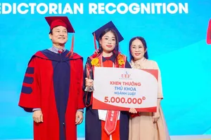 Phương Doanh nhận khen thưởng tại lễ trao bằng tốt nghiệp.