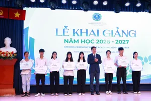 Nhà trường trao học bổng “ULAW 50: Vững truyền thống - Sáng tương lai” cho các sinh viên.