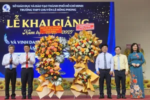 Ông Nguyễn Mạnh Cường, Ủy viên dự khuyết Trung ương Đảng, Ủy viên Ban Thường vụ Thành ủy, Phó Chủ tịch UBND TPHCM (thứ 2 từ trái qua) và ông Nguyễn Võ Xuân Kỳ, Phó Bí thư Đảng ủy, Chủ tịch UBND phường Chợ Quán (bìa trái) tặng hoa chúc mừng tập thể sư phạm Trường THPT chuyên Lê Hồng Phong, TPHCM.