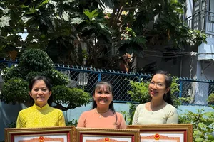 Ba cô giáo (từ trái qua): Như Sương, Như Thủy, Như Vũ.