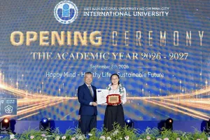 TS Nguyễn Quốc Chính - Phó Hiệu trưởng phụ trách Trường ĐH Quốc tế, tuyên dương Dương Kim Trân - Thủ khoa tuyển sinh năm 2026.