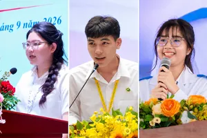 Ba thủ khoa đầu vào (từ trái qua): Đinh Ngọc Hải Lam, Nguyễn Hùng Tiến, Nguyễn Ngọc Minh Anh.
