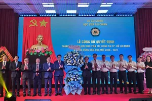 Thứ trưởng Bộ Tài chính Lê Tấn Cận cùng đoàn công tác tặng hoa chúc mừng Học viện Tài chính tại sự kiện.