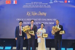 TS Lê Trường Sơn, Hiệu trưởng (ULAW) trao tặng Kỷ niệm chương cho GS-TS Erik Van Den Haute, GS-TS Mai Hồng Quỳ, GS-TS Laurent Grosclaude - những cá nhân đặt nền tảng trong việc hình thành và xây dựng chương trình đào tạo.
