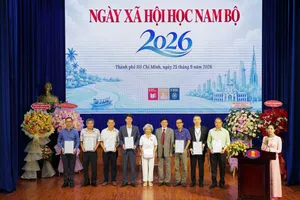 GS-TS Nguyễn Hữu Minh, Chủ tịch Hội Xã hội học Việt Nam, trao thư cảm ơn cho các Chi Hội xã hội học miền Nam.