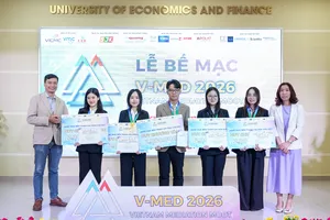 Ban tổ chức huy chương vàng cho 5 đội ở hạng mục Các bên tham gia.