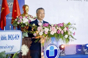 TS Nguyễn Quốc Chính phát biểu tại lễ khai giảng năm học 2026-2027 của Trường ĐH Quốc tế, ĐHQG TPHCM.