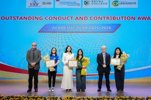 Ban tổ chức tuyên dương các tân sinh viên đạt danh hiệu thủ khoa đầu vào.