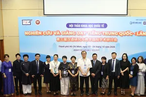 Các đại biểu chụp ảnh lưu niệm tại hội thảo.