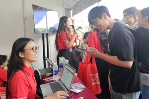 Sinh viên tìm kiếm cơ hội việc làm tại gian hàng của Tập đoàn Ajinomoto.