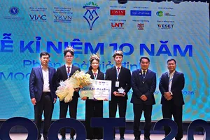 Ban tổ chức trao giải nhất cho đội The Mis 227 đến từ Trường ĐH Luật Hà Nội. Ảnh: CÔNG CHƯƠNG