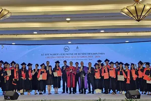 Các tân thạc sĩ chụp hình lưu niệm cùng đại biểu tại lễ tốt nghiệp.