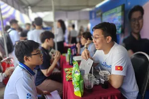 Sinh viên Trường ĐH Bách khoa, ĐHQG TPHCM, phỏng vấn trực tiếp với doanh nghiệp tại Ngày hội việc làm 2026.