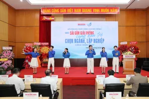 Văn nghệ chào mừng,