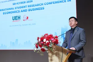 TS Đinh Công Khải, Phó Giám đốc UEH, phát biểu tại hội thảo.