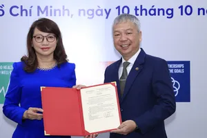 GS-TS Nguyễn Thị Thanh Mai (Giám đốc ĐHQG TPHCM) trao quyết định cho TS Nguyễn Quốc Chính.