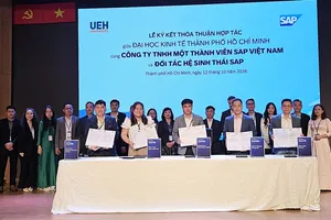UEH ký kết các thỏa thuận hợp tác với SAP Việt Nam và các doanh nghiệp trong hệ sinh thái SAP. Ảnh: CÔNG CHƯƠNG