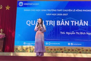 ThS Nguyễn Thị Bích Ngọc trình bày chuyên đề "Quản trị bản thân" với học sinh Trường THPT chuyên Lê Hồng Phong (TPHCM).