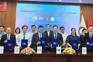 Trường ĐH KHXH-NV, Trường ĐH An Giang (ĐHQG TPHCM), Trường ĐH Sư phạm TPHCM, Trường ĐH Thủ Dầu Một, Trường ĐH Đà Lạt; Trường ĐH Sư phạm - ĐH Đà Nẵng và Trường ĐH Sư phạm - ĐH Thái Nguyên thực hiện nghi thức ký kết hợp tác. Ảnh: CÔNG CHƯƠNG