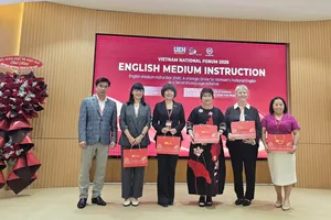 PGS-TS Bùi Quang Hùng, Giám đốc UEH (bìa trái), trao quà cám ơn các đại biểu, diễn giả tại sự kiện.