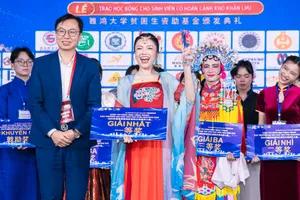 Ban tổ chức trao giải nhất cho Trần Phạm Yến Nhi.