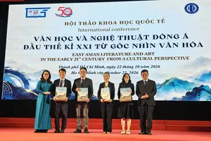 Lãnh đạo Trường ĐH Sư phạm TPHCM tặng quà cám ơn các diễn giả, khách mời tại chương trình.