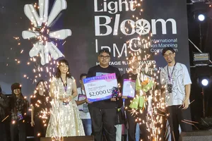Ban tổ chức trao Giải Thưởng Lớn Hạng mục Chuyên nghiệp (giải cao nhất) cho Sampaikan (Indonesia) với Living Ornament.