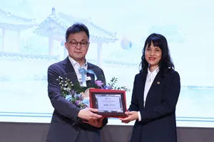 PGS-TS Trịnh Thùy Anh, Hiệu trưởng Trường Công nghệ và Thiết kế UEH trao hoa và thư cám ơn đến ông Park Si-heung, Phó Huyện trưởng huyện Bonghwa (Hàn Quốc).