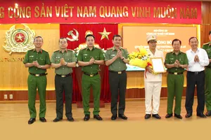 Ban Giám đốc Công an TPHCM tặng hoa chúc mừng Thiếu tướng Nguyễn Thanh Hưởng, Phó Giám đốc Công an TPHCM 