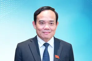 Đồng chí Trần Cẩm Tú trao quyết định cho đồng chí Trần Lưu Quang. Ảnh: VIỆT DŨNG