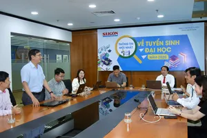 Phó Tổng Biên tập Báo Sài Gòn Giải Phóng Trương Đức Nghĩa trao đổi cùng các chuyên gia tuyển sinh tại buổi giao lưu trực tuyến, sáng 16-4. Ảnh: DŨNG PHƯƠNG