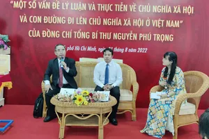 Phổ biến sách lý luận của Đảng đến đông đảo quần chúng nhân dân 