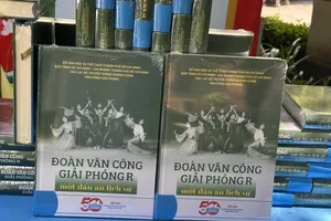 Ấn phẩm "Đoàn Văn công Giải phóng R - Một dấu ấn lịch sử"