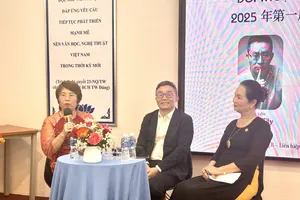 Từ phải qua: nhà văn Bích Ngân, nhà văn Đông Tây và dịch giả Nguyễn Lệ Chi