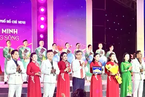 Đồng chí Nguyễn Phước Lộc, Phó Bí thư Thành ủy, Chủ tịch Ủy ban MTTQ Việt Nam TPHCM, tặng hoa cho đại diện văn nghệ sĩ đến từ tỉnh Nghệ An