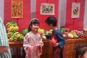 Giữ “Nếp Tết” cho trẻ trong nhịp sống hiện đại 