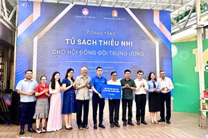 Trao tặng tủ sách thiếu nhi cho Hội đồng Đội Trung ương