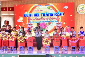 Phường Bình Trưng trao 50 phần quà Trung thu cho trẻ em khó khăn