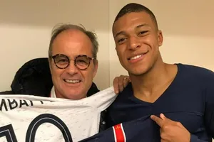 Luis Campos bên cạnh Kylian Mbappe