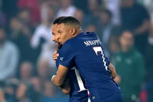 Mbappe ăn mừng bên Neymar