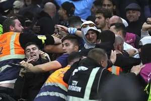 Cảnh sát trấn áp bạo loạn tại sân Tottenham Hotspur