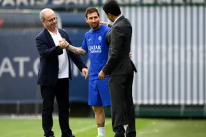 Luis Campos (trái) cùng Messi và chủ tịch Al-Khelaifi