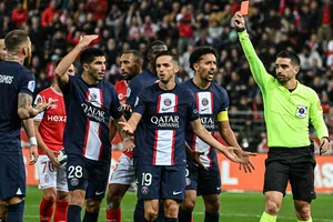 Thẻ đỏ của Ramos khiến đội nhà khốn đốn trước Reims