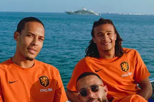 van Dijk. Ake và Depay thư giãn trên du thuyền
