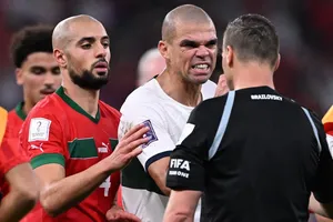 Pepe như muốn "băm" trọng tài Facundo Tello