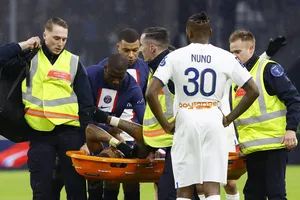 Kimpembe nằm cáng rời sân vì chấn thương