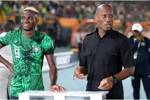 Huyền thoại Drogba "gặp riêng" Osimhen